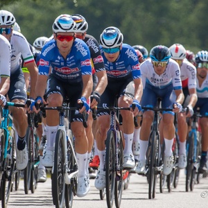 Met grote snelheid komt het peloton eraan thv Rijen, in een etappe van de Vuelta 2022 3x7.