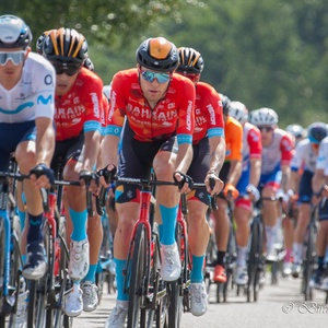 Het peloton op snelheid in een etappe van de Vuelta 2022 met grote snelheid thv Rijen... 4x7.