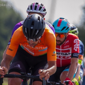 De kopgroep met een jagend peloton achter zich, in een etappe van de Vuelta 2022 thv Rijen, met een Euskaltel renner op kop 1x7.