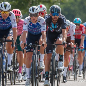 Het peloton in achtervolging op de kopgroep, in een etappe van de Vuelta 2022 thv Rijen 6x7.