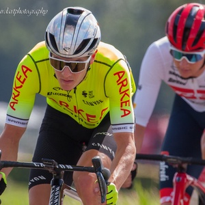 Een typische Nederlandse lucht weerspiegelt in de 'zilveren' helm van deze Arkea renner in de Vuelta 2022 thv Rijen 7x7.
